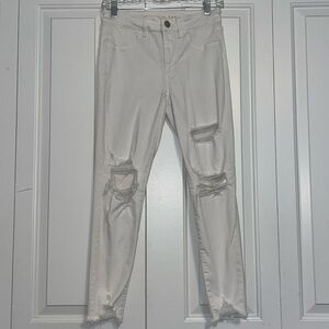 AMERICAN EAGLE™ WHITE RIPPED JEANS *SHORT*